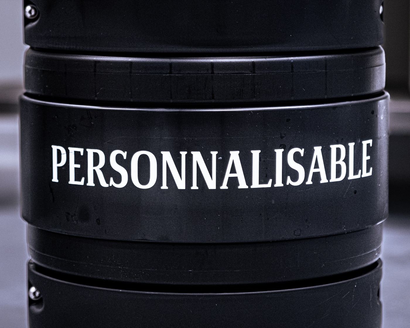 Gros plan sur la bague d'un fût ECOFASS portant l'inscription sérigraphiée « PERSONNALISABLE » en lettres blanches
