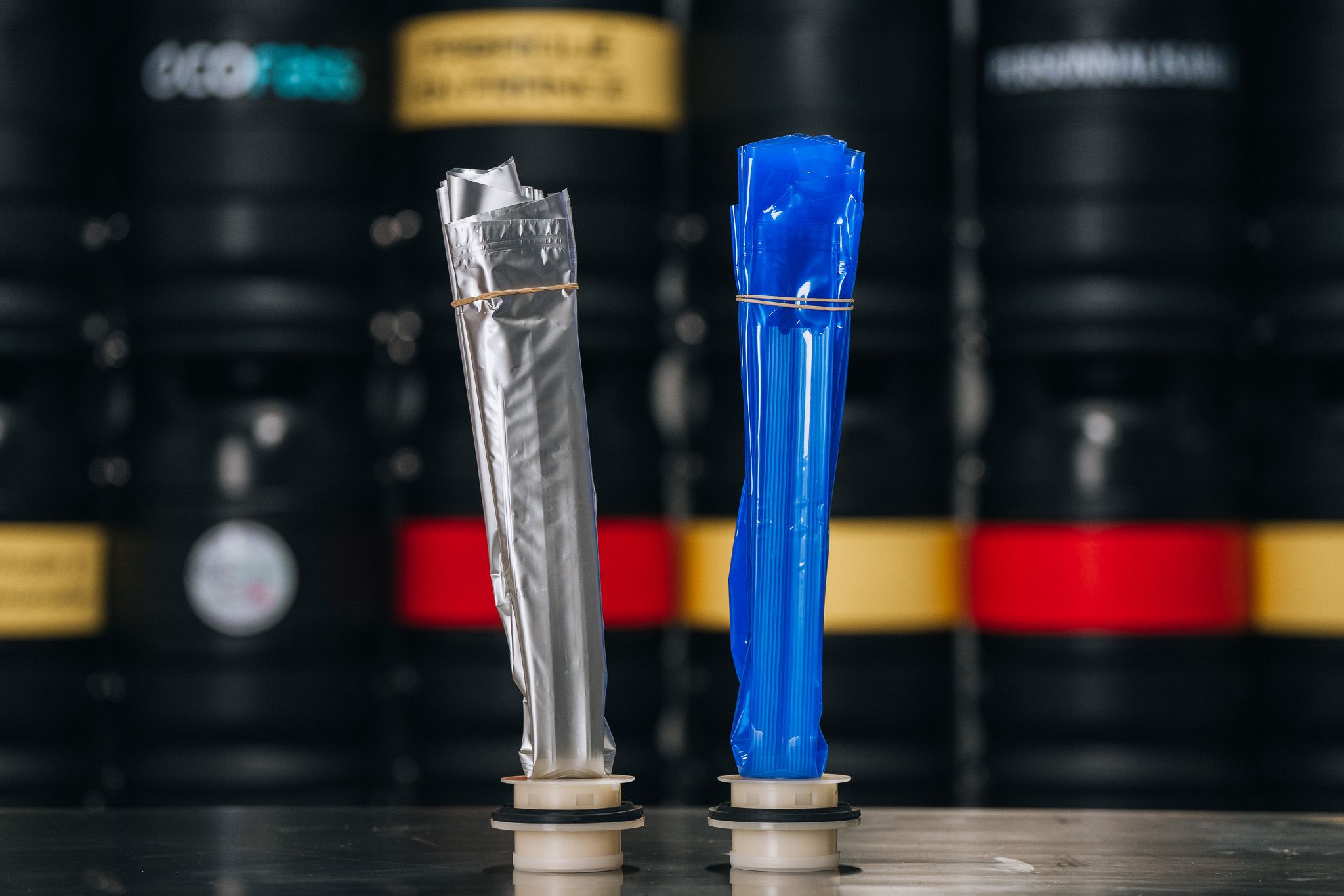 Poche aluminium ECOFASS aux côtés de la poche plastique