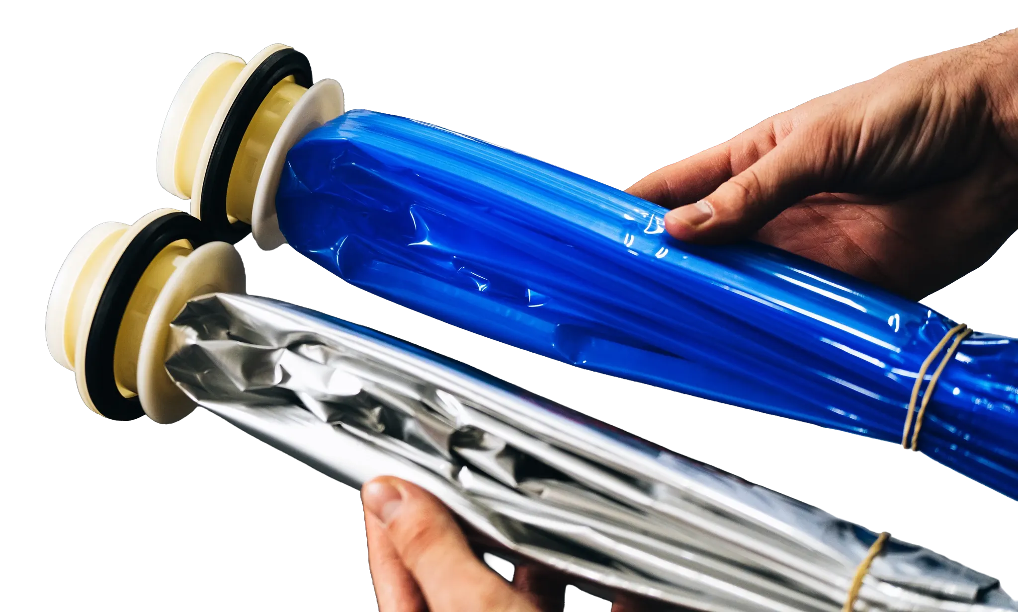 Poches plastique bleue et aluminium ECOFASS tenues en main
