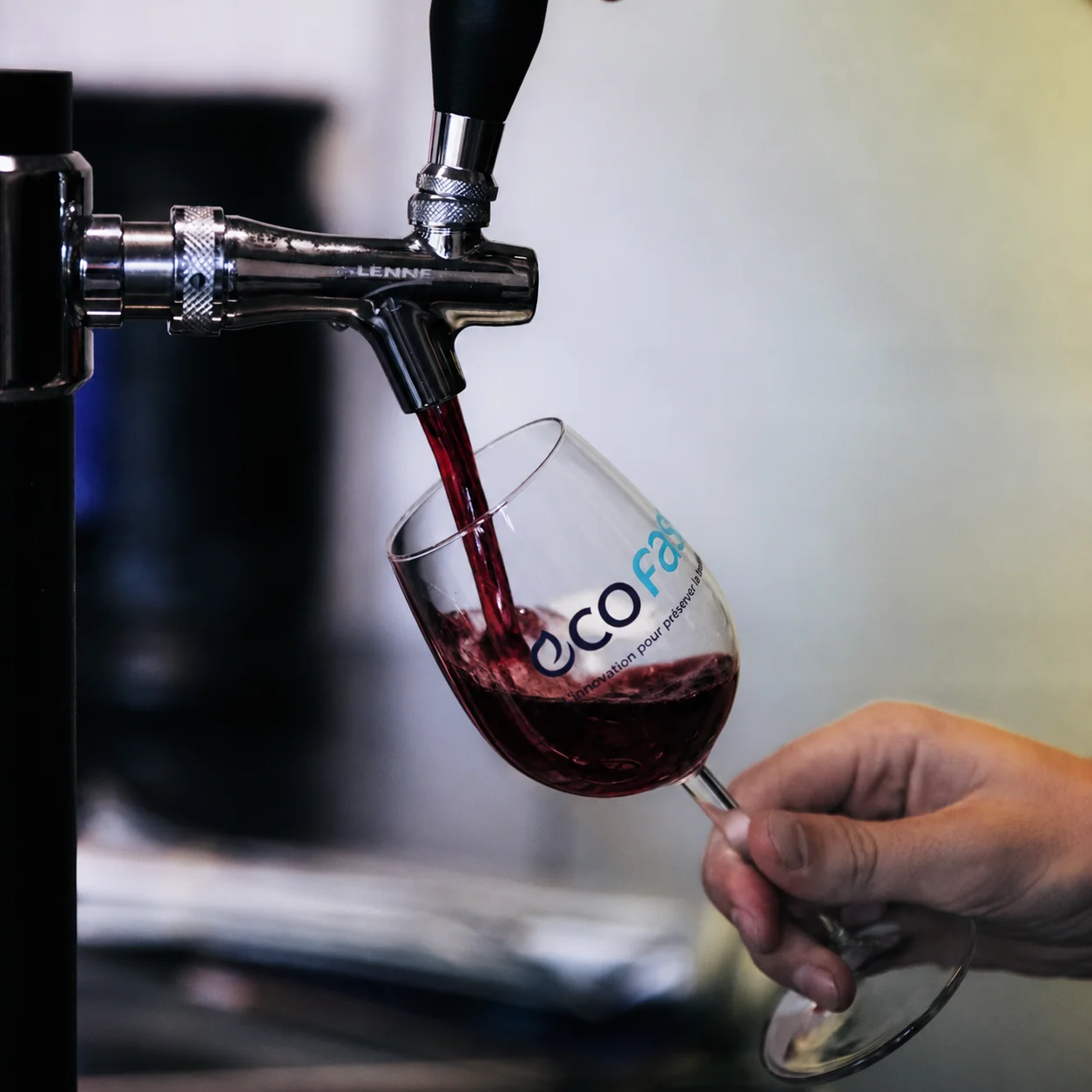 Vin servi au verre à la tireuse ECOFASS